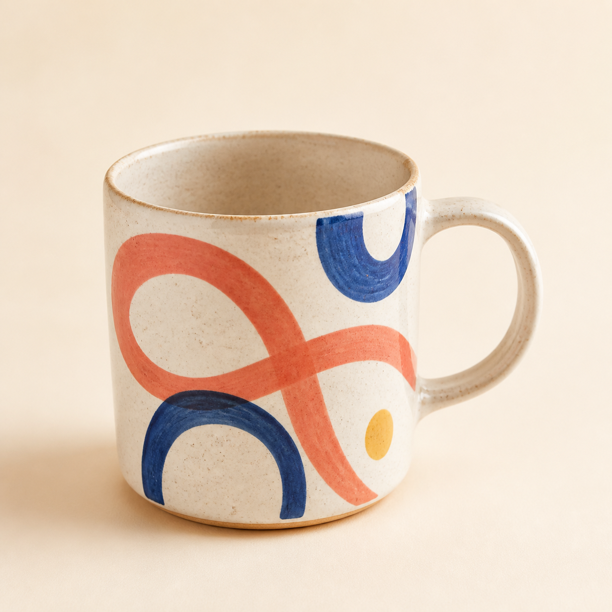 コーラルとコバルトの模様を描いたアイボリーのマグ